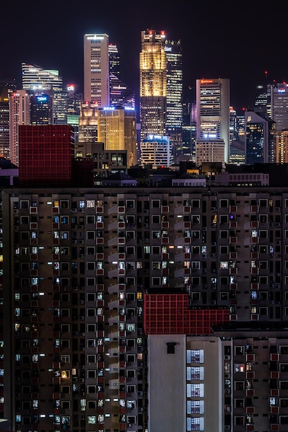 Photo bâtiments éclairés dans la ville la nuit