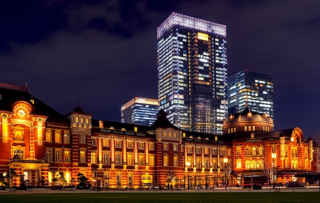 Photo bâtiments éclairés dans la ville de tokyo la nuit