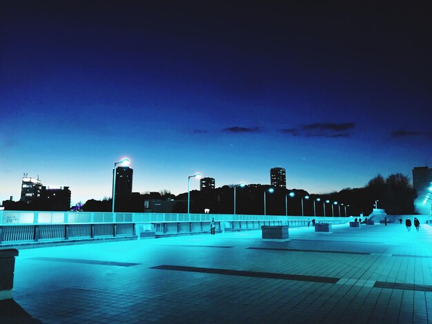 Bâtiments éclairés près de la piscine la nuit