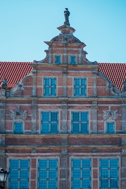 Photo bâtiments et éléments architecturaux de la partie touristique et historique de gdansk pologne