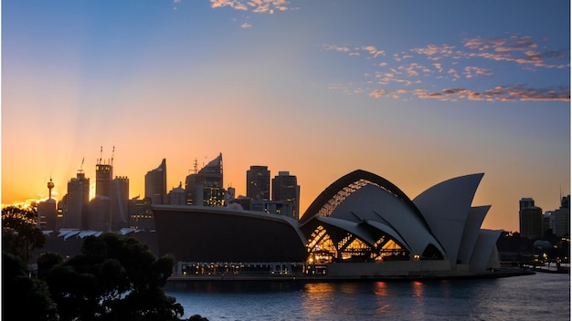 Bâtiments emblématiques du monde Opéra de Sydney avec coucher de soleil
