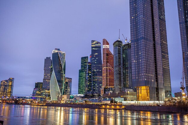 Bâtiments de gratte-ciel du centre d'affaires international de la ville de Moscou avec vue nocturne panoramique sur les fenêtres.