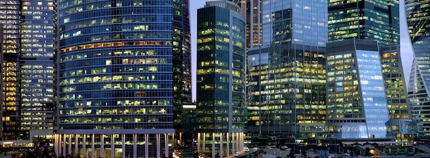 Bâtiments de gratte-ciel du centre d'affaires avec vue nocturne de fenêtres panoramiques