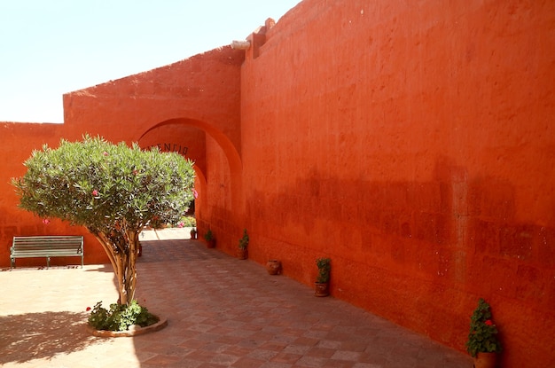 Bâtiments historiques de couleur rouge orange dans le couvent de Santa Catalina de Siena, Arequipa, Pérou