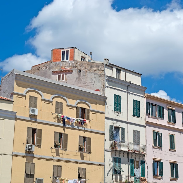 Bâtiments italiens typiques un jour nuageux