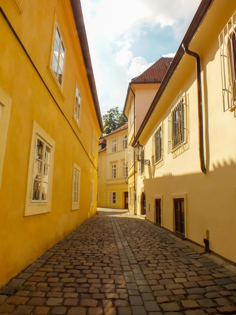 Bâtiments jaunes à Prague Alley avec pavés