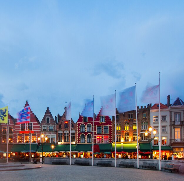 Bâtiments médiévaux sur la place du marché la nuit, Bruges, Belgique