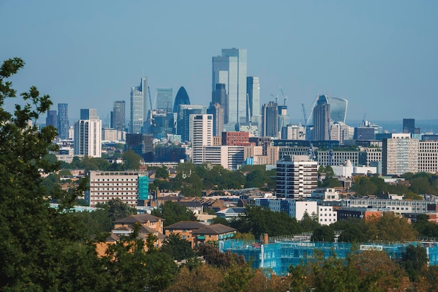 Des bâtiments modernes et anciens du paysage urbain avec le ciel en arrière-plan à Londres