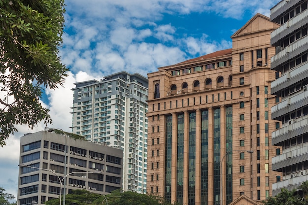 Bâtiments modernes et ciel bleu dans le centre-ville de Kuala Lumpur