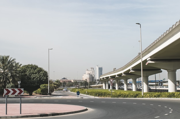 Bâtiments modernes de construction d'architecture de paysage urbain des Émirats arabes unis avec le ciel bleu et la route de l'autoroute