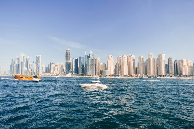 Bâtiments modernes dans la marina de Dubaï Dubai UAE dans la ville de longueur de canal artificiel de 3 kilomètres le long du golfe Persique