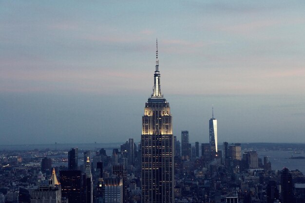 Bâtiments modernes dans la ville contre le ciel au coucher du soleil