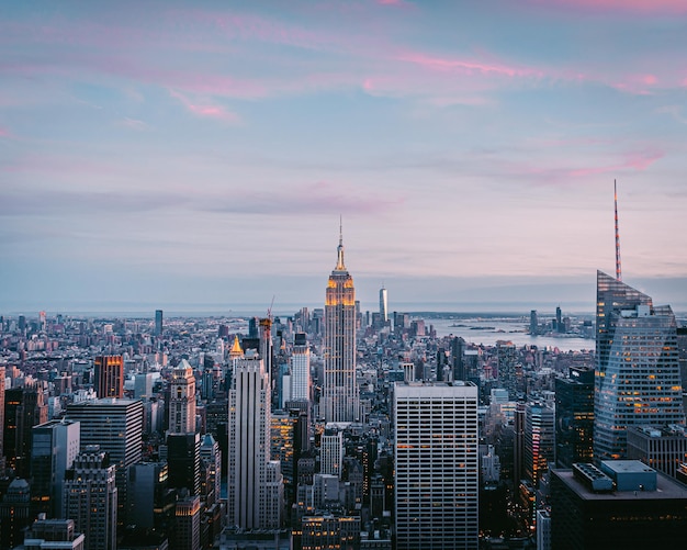 Photo des bâtiments modernes dans la ville contre le ciel au coucher du soleil