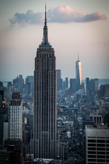 Photo des bâtiments modernes dans la ville contre le ciel au coucher du soleil