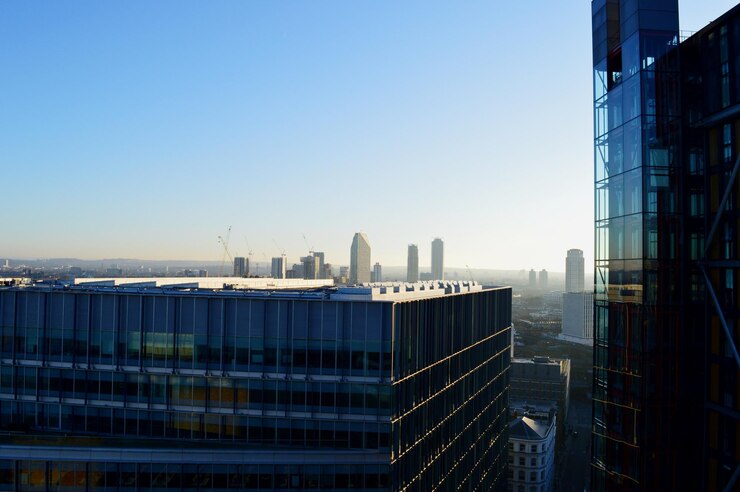 Photo des bâtiments modernes dans la ville contre un ciel bleu clair