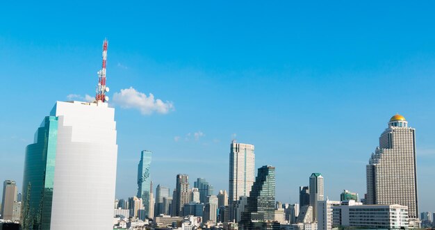 Photo des bâtiments modernes dans la ville contre un ciel bleu