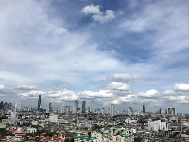 Des bâtiments modernes dans la ville contre le ciel