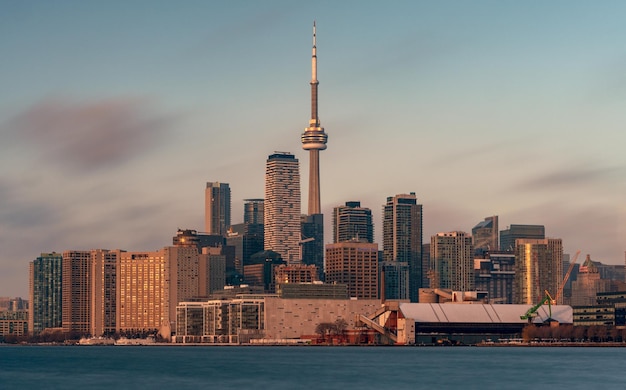 Des bâtiments modernes dans la ville contre le ciel