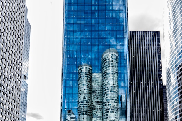 Photo des bâtiments modernes dans la ville contre le ciel