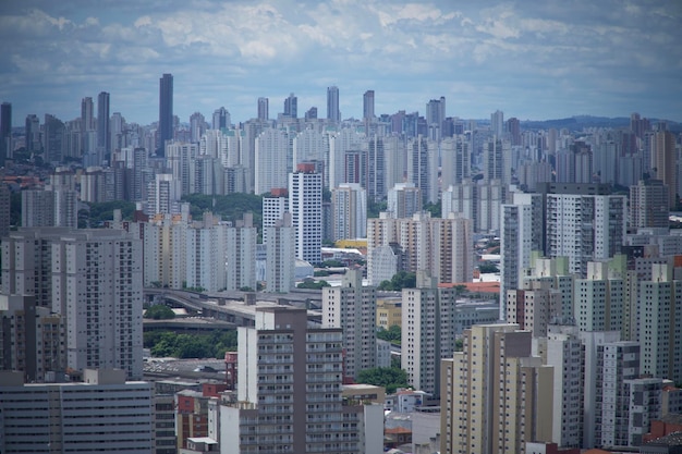 Des bâtiments modernes dans la ville contre le ciel