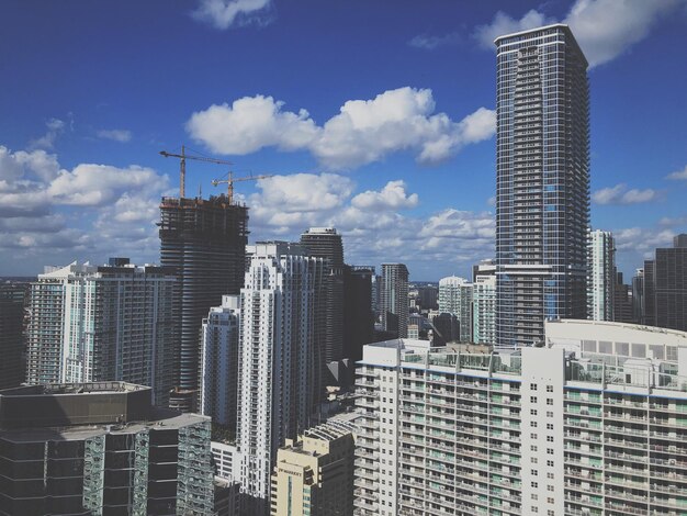 Des bâtiments modernes dans la ville contre le ciel