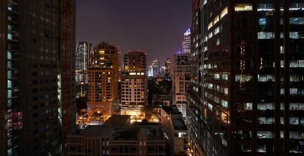 Des bâtiments modernes dans la ville la nuit