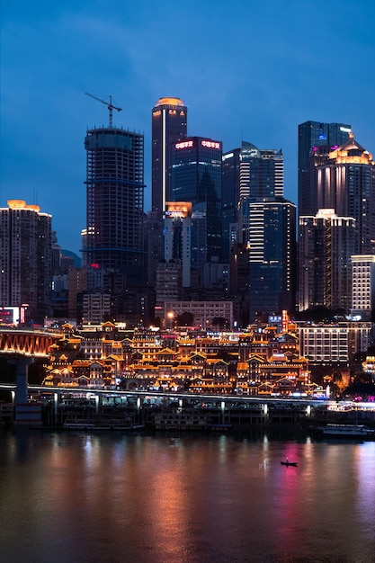 Des bâtiments modernes éclairés dans la ville la nuit