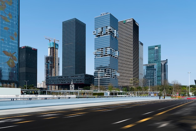 Les bâtiments modernes des gratte-ciel de la ville.