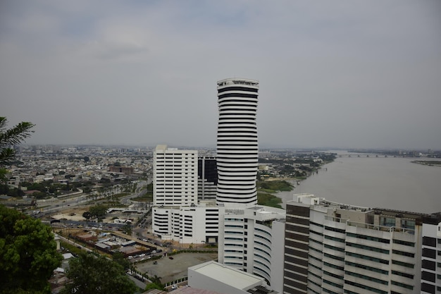 Bâtiments modernes de Guayaquil à Puerto Santa Ana El Tornillo La vis
