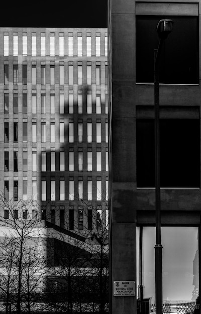 Bâtiments modernes illuminés d'une lumière chaude au coucher du soleil de la cité de la justice en noir et blanc
