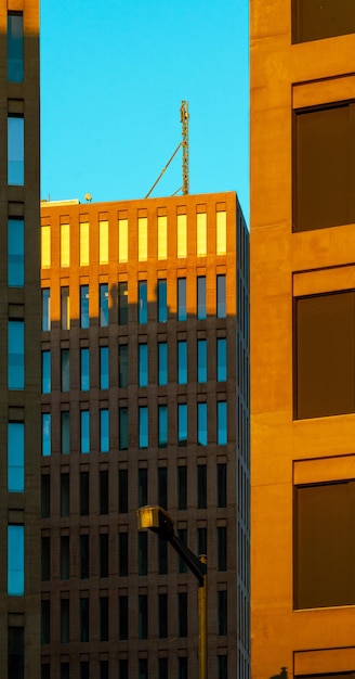 Bâtiments modernes illuminés d'une lumière chaude au coucher du soleil de la ville de la justice et de l'ombre