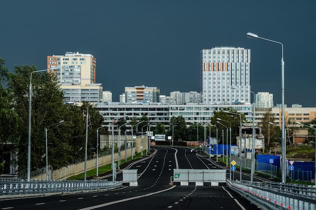 Bâtiments modernes de Moscou sous l'arc-en-ciel.