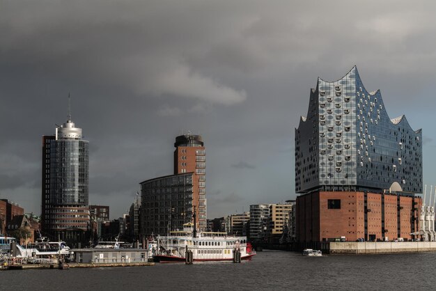 Photo bâtiments modernes par ville contre le ciel