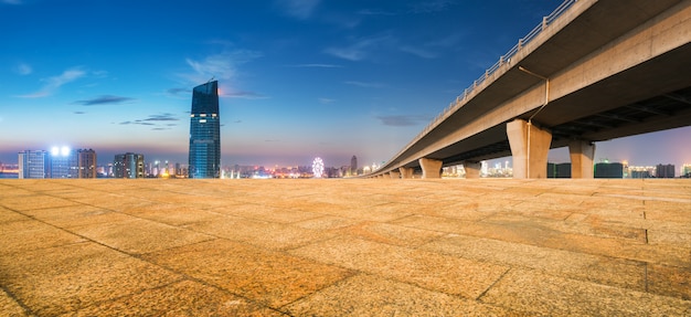 Bâtiments modernes près de shanghai dans la nuit de plancher vide