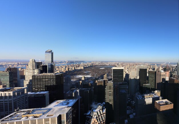 Des bâtiments modernes en ville contre un ciel bleu clair