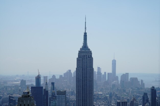 Des bâtiments modernes en ville contre un ciel dégagé