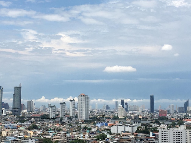 Des bâtiments modernes en ville contre le ciel.