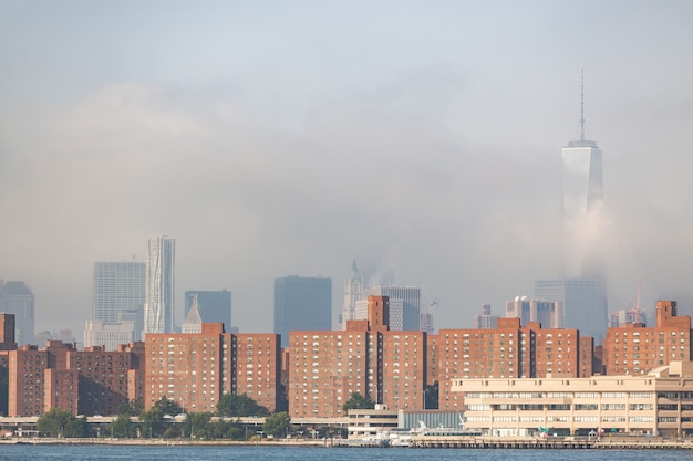 Bâtiments à New York avec des gratte-ciels cachés par le brouillard