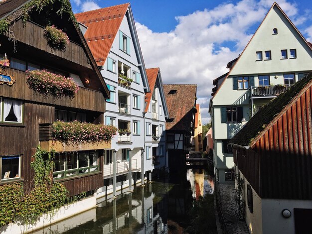 Photo bâtiments par canal contre le ciel en ville