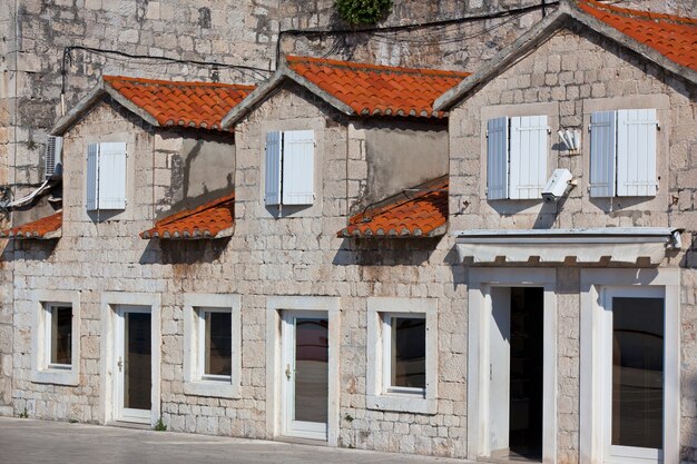 Bâtiments en pierre de Trogir, Croatie. Prise de vue horizontale