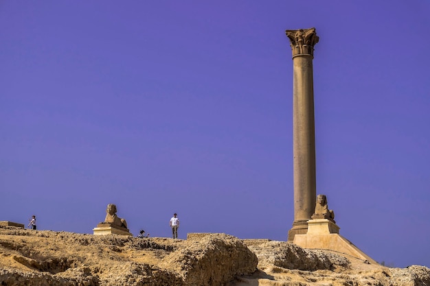 Bâtiments et pilier de Pompée à Alexandrie Egypte