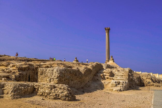 Bâtiments et pilier de Pompée à Alexandrie Egypte