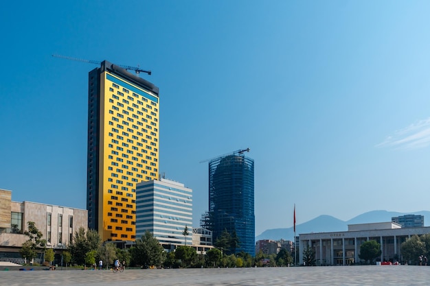 Photo bâtiments de la place skanderbeg à tirana albanie