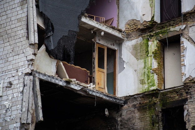 Bâtiments à plusieurs étages détruits dans la ville de la région de Borodyanka Kyiv après le début de l'invasion russe de l'Ukraine