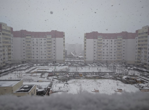 Photo les bâtiments d'un quartier résidentiel et le ciel est couvert de nuages gris