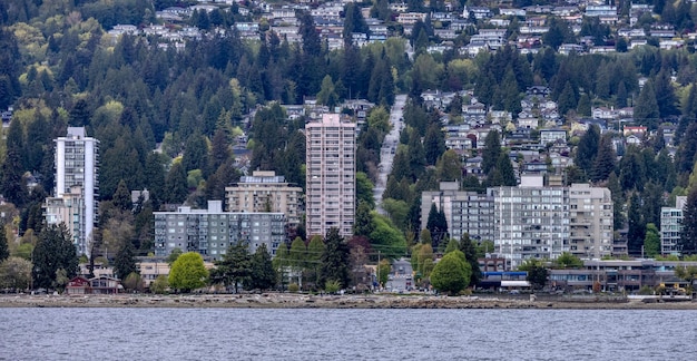 Bâtiments résidentiels dans une ville moderne sur la côte ouest de l'océan Pacifique