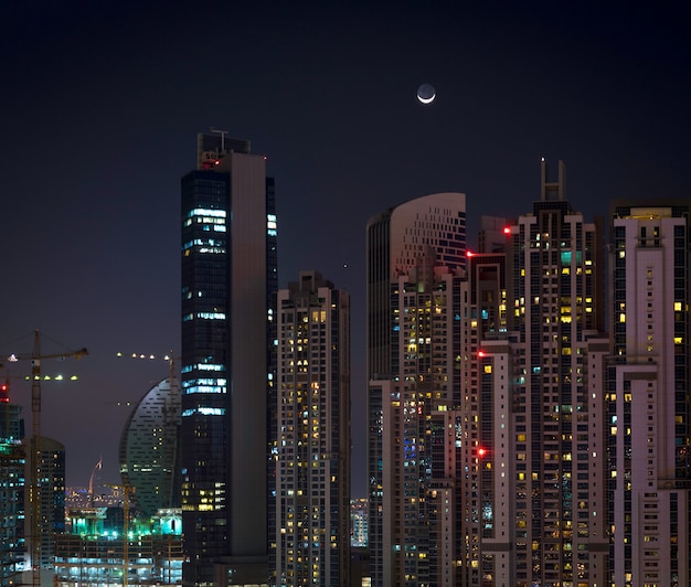 Bâtiments résidentiels à Dubaï la nuit
