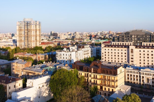 Photo bâtiments résidentiels à kiev à l'aube du printemps