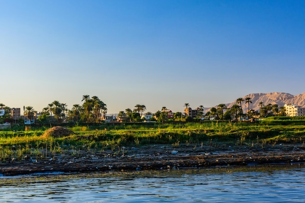 Bâtiments résidentiels sur une rive du Nil à Louxor Egypte