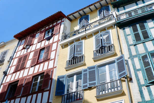 Bâtiments rétro colorés avec des fenêtres et des balcons à l'ancienne dans la rue du centre-ville de Bayonne